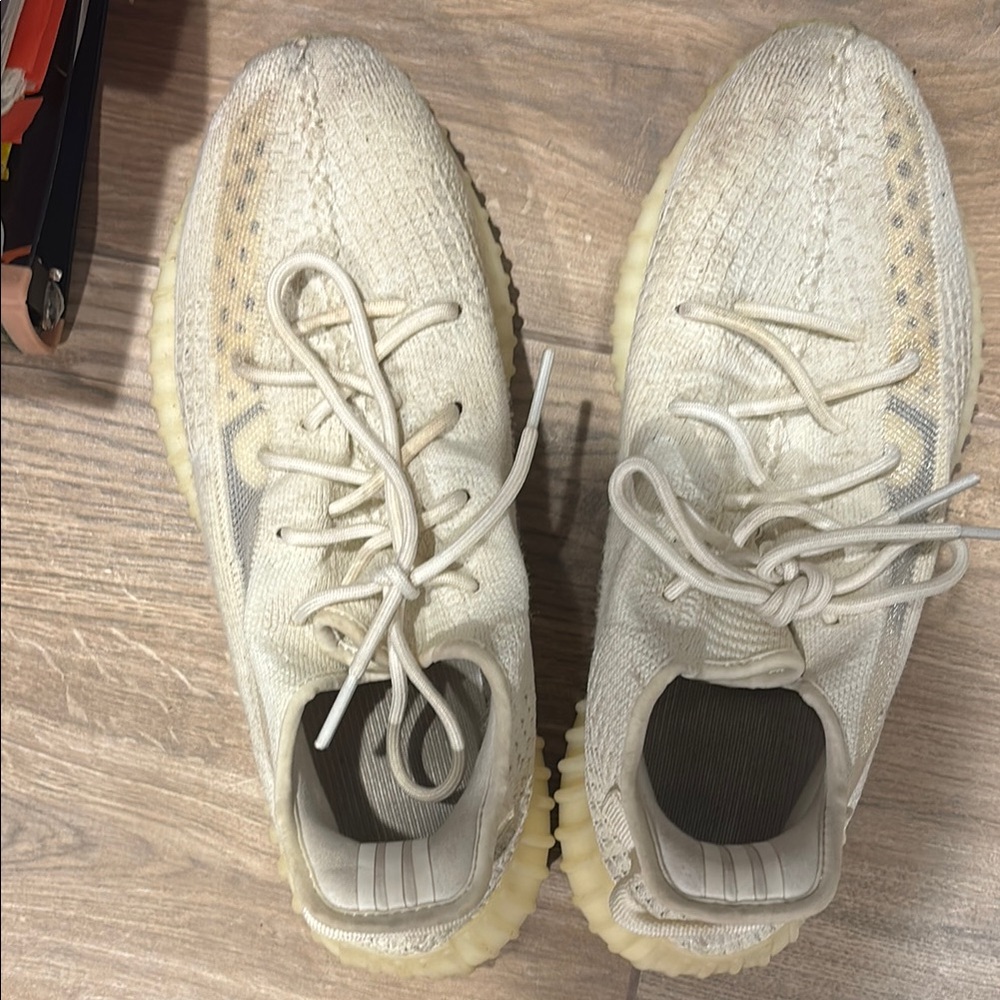 Yeezy Boost 350 V2 in Light Cream
Rip in one part of shoe